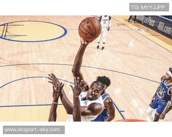 快船逆转19分再创佳绩小卡吸引防守三人展现团队实力